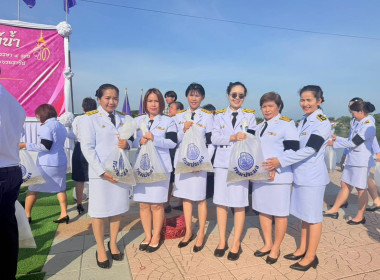 พิธีเจริญพระพุทธมนต์และทำบุญตักบาตรถวายพระราชกุศล ... พารามิเตอร์รูปภาพ 10