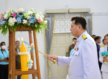 พิธีถวายเครื่องราชสักการะ วางพานพุ่มทอง – พุ่มเงิน ... พารามิเตอร์รูปภาพ 2