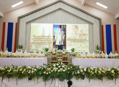 พิธีวางพานพุ่มดอกไม้ถวายราชสักการะเบื้องหน้าพระบรมฉายาลักษณ์ พระบาทสมเด็จพระบรมชนกาธิเบศร มหาภูมิพลอดุลยเดชมหาราช บรมนาถบพิต ... พารามิเตอร์รูปภาพ 1