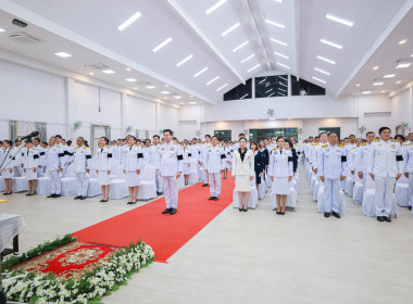 พิธีวางพานพุ่มดอกไม้ถวายราชสักการะเบื้องหน้าพระบรมฉายาลักษณ์ พระบาทสมเด็จพระบรมชนกาธิเบศร มหาภูมิพลอดุลยเดชมหาราช บรมนาถบพิต ... พารามิเตอร์รูปภาพ 3