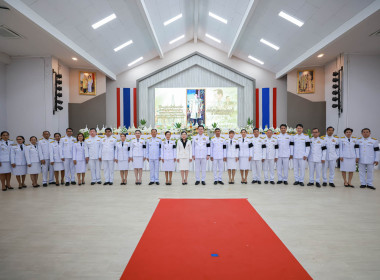 พิธีวางพานพุ่มดอกไม้ถวายราชสักการะเบื้องหน้าพระบรมฉายาลักษณ์ พระบาทสมเด็จพระบรมชนกาธิเบศร มหาภูมิพลอดุลยเดชมหาราช บรมนาถบพิต ... พารามิเตอร์รูปภาพ 4