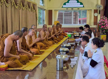 พิธีตักบาตรข้าวสารอาหารแห้งเพื่ออุทิศถวายสมเด็จพระเจ้าสิริกิต์ พระบรมราชินีนาถพระบรมราชชนนีพันปีหลวงในโอกาสบำเพ็ญกุศลปัญญาสมวาร 50 วัน แห่งการสวรรคต ... พารามิเตอร์รูปภาพ 5