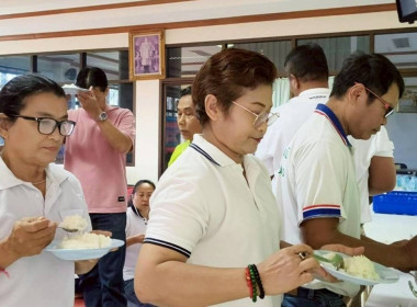 ทำบุญตักบาตร ถวายเพลพระ ร่วมกับประธาน กรรมการ ... พารามิเตอร์รูปภาพ 10